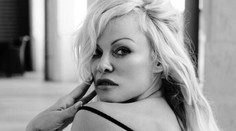 Kompletne donaha. Pamela Anderson nestráca sexepíl ani po 50-ke