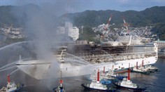 Z horiacej výletnej lode zachránili vyše 100 turistov