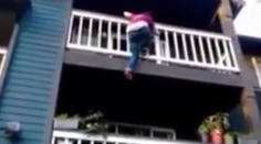 Toto muselo bolieť. Chcela zliezť z balkóna, skoro sa prizabila