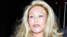 Mačacia žena tvrdí, že nikdy nepodstúpila plastiku. A toto je čo?