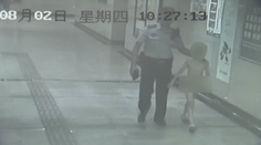 V metre sa túlal nahý chlapec. Cestujúci boli v šoku, no ani prstom nepohli