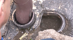 Telo novorodenca našli v odkvapovej rúre. Súd teraz znížil matke z Rajca trest