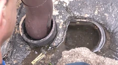 Telo novorodenca našli v odkvapovej rúre. Súd teraz znížil matke z Rajca trest