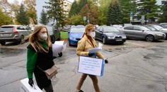 Ďalšia špecialita volieb. Zašli sme za voličmi v izolácii, nechýbali rukavice a respirátory