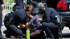 Muža v Los Angeles dobodali počas bitky medzi odporcami a podporovateľmi Covid opatrení