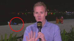 Pár si užíval romantiku na pláži počas živého vstupu. "Iba čítajú knihu", smial sa redaktor