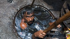 Jedno z najhorších povolaní na svete. V Bangladéši čistia kanalizáciu vlastným telom