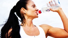 Ak sú horúčavy, pite pravidelne v malých dávkach. Malinovky sa nepočítajú