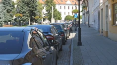 Parkovať v centre je problém aj v menších mestách. V Skalici zaviedli novinku