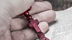 Sexuálne zneužitý muž žaluje cirkev