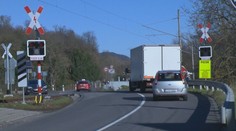 Nefungujú rampy ani svetlá. Železničné priecestie, kde sa už stali tragédie, je teraz ešte nebezpečnejšie