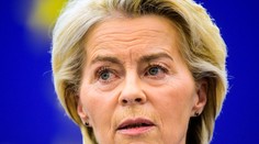Šéfka EK ustála v europarlamente obe hlasovania o vyslovení nedôvery