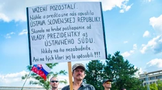 Protesty v Bratislave: Polícia vytlačila demonštrantov z Hodžovho námestia. Dopravu obnovili
