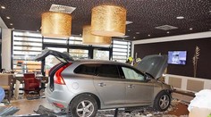 V Rakúsku vrazilo auto do nemocničnej kaviarne, pri incidente sa zranilo 16 hostí