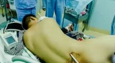 Robotník spadol zo siedmeho poschodia. Zachránil ho hromozvod, ktorý mu prerazil trup