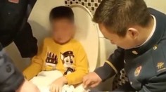 VIDEO: Dvojhodinové vysedávanie na toalete sa mu vypomstilo. Chlapcovi pomáhali hasiči