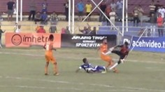 Útočník zomrel po tvrdom zásahu brankárovou kopačkou