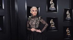 Lady Gaga hviezdou červeného koberca. Prišla za dámu, potom si však vyzliekla sukňu