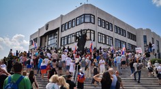 OBRAZOM: Agresívny dav obkolesil parlament. Tieto fotografie hovoria za všetko