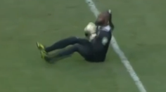 VIDEO: Bláznivá oslava gólu, brankár si sadne na zem a skáče na zadku