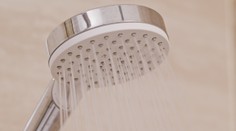 Sprcha v hoteli môže byť lotéria. Hygienici varujú pred nebezpečnou baktériou