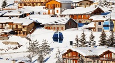 Chodby aj izby pod snehom. Lavína zavalila rezidenciu v talianskom alpskom stredisku