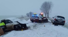 V Česku bojujú s prívalom snehu: Hlásia najmenej 50 nehôd, kolóny a prvých zranených