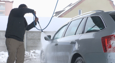 Umývanie auta v zime vás môže vyjsť poriadne draho. Odborník radí, čomu sa vyvarovať