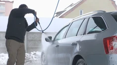 Umývanie auta v zime vás môže vyjsť poriadne draho. Odborník radí, čomu sa vyvarovať