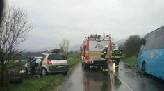 Po zrážke autobusu s autom sa pri Trenčíne zranilo šesť osôb