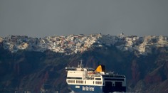 Poplach v dovolenkovom raji. Ľudia po stovkách zemetrasení opúšťajú grécky ostrov na trajektoch