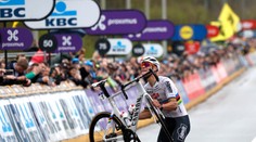 Okolo Flámska: Tretie, no najťažšie víťazstvo. Van der Poel nedal súperom šancu ani v daždi a vetre