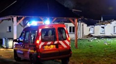 Francúzske vojenské lietadlo sa zrútilo na domov pre postihnutých, jeden  mŕtvy