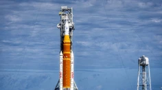 Návrat ľudí k mesiacu sa blíži. Po druhom teste tankovania rakety Artemis astronauti vstúpia do karantény
