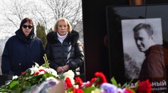 Ľudia znova prichádzajú k hrobu Navaľného. Prišla tam aj jeho matka a jej svatka