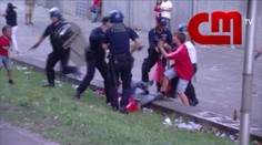 Policajti ho zbili pred očami jeho detí, tie sa pozerali a plakali