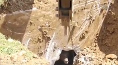 Robotníci likvidovali starú šachtu, čo z nej vybehlo ich úplne zaskočilo