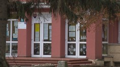 Na škole vo Veľkom Mederi, kde učí muž obvinený zo zneužívania dievčat, nešlo o prvý prípad