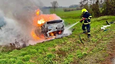 FOTO: Dramatické chvíle po nehode. Auto zachvátili plamene, zhorelo do tla