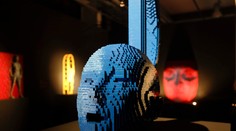 Americký umelec robí obrovské sochy z najznámejšej skladačky