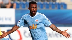 Divoký Afričan vyfackal legendu aj rozhodcu. Po prestupe do Slovana pózoval nahý, ponorený v peniazoch (príbeh)