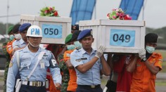 Potápači vytiahli z trupu lietadla AirAsia telá ďalších troch obetí