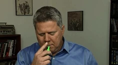 VIDEO: Slepý muž háda farby fixiek pomocou ich vône