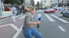 VIDEO: Novinárku trafil počas živého vstupu z protestov v LA gumový projektil. Vystrelil ho člen bezpečnostných zložiek