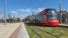 Namiesto výplní dosky a trčiace káble. Petržalčania sa pýtajú, kedy bude dokončená električková trať?