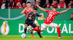 Bayern Mníchov postúpil v pohári vďaka hetriku Musialu. Union Berlín prekvapujúco vypadol