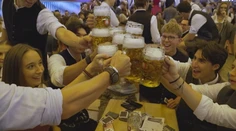 Pivo za takmer 16 eur. Oktoberfest odštartoval, ľudia čakali v dave celé hodiny