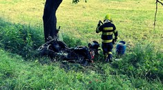 Tragický záver víkendu pri Rimavskej Sobote. Motorkár (†50) neprežil náraz do stromu