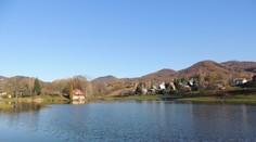 Koniec nefunkčným výpustom a nánosom bahna. Tajch v Novej Bani začali rekonštruovať