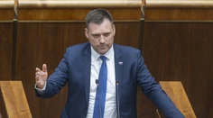 „Chcem byť veľmi aktívny poslanec,“ sľuboval. Tomáša Tarabu v rokovacej sále zatiaľ nevideli